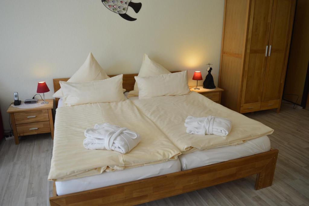 Postel nebo postele na pokoji v ubytování Haus Roseneck mit gratis Zugang zur Jod-Sole-Therme