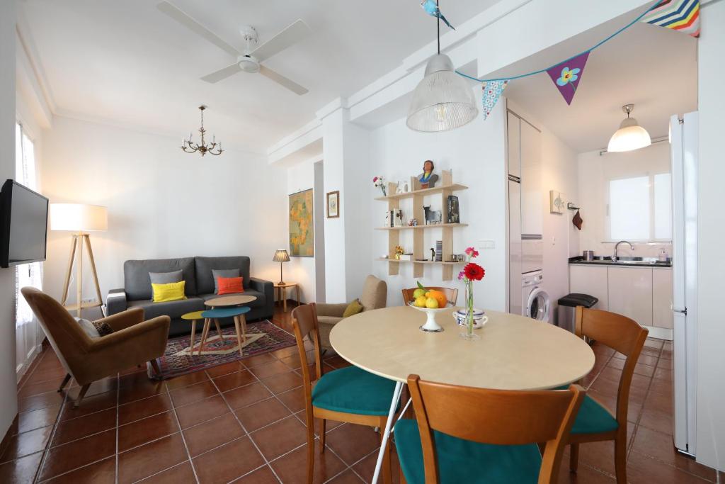 uma sala de estar com mesa e cadeiras em Cozy Apartment City Hall em Alicante