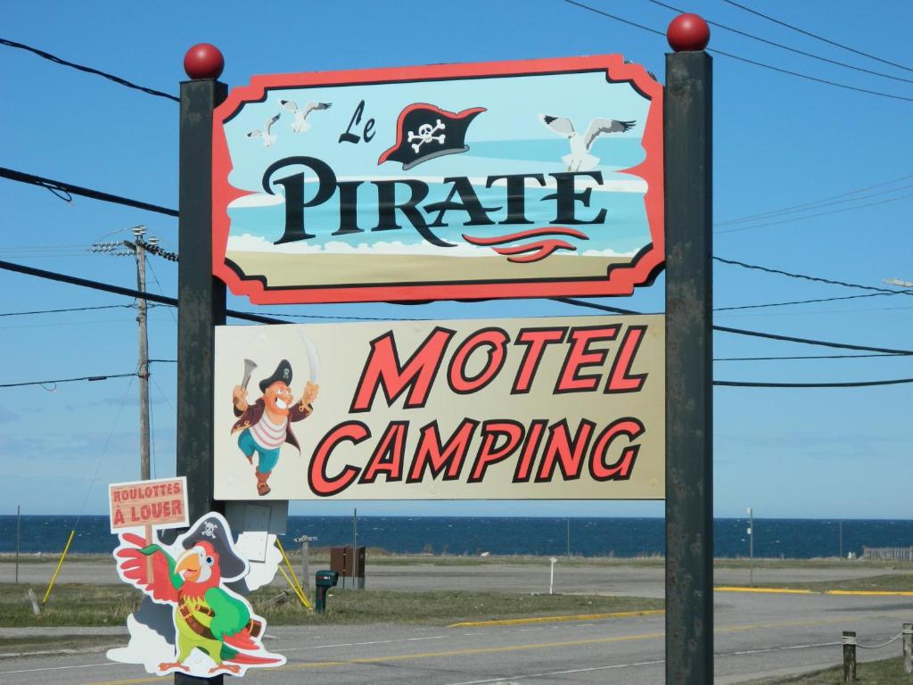 a sign for a motel called aida modified camping at Motel & Camping Le Pirate in Cap-Chat