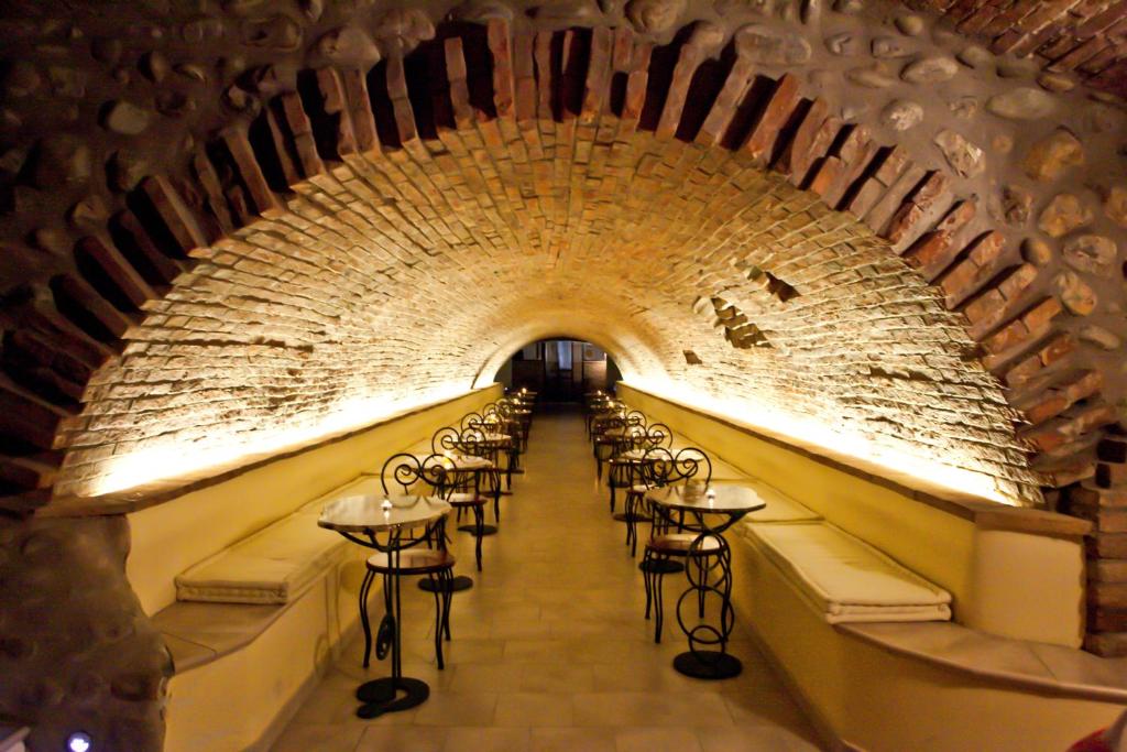 Reštaurácia alebo iné gastronomické zariadenie v ubytovaní Hotel La Cartiera
