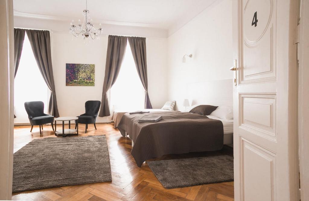 1 dormitorio con 1 cama, 2 sillas y mesa en Ozone Private Rooms, en Budapest