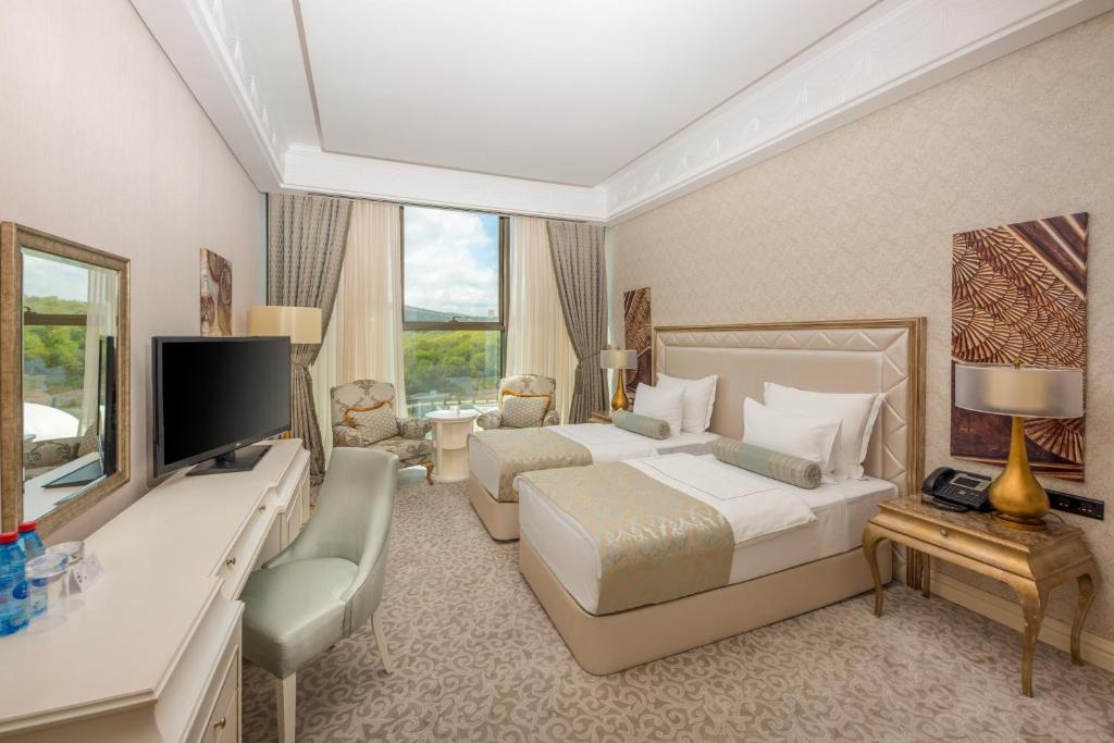 TV a/nebo společenská místnost v ubytování Quba Palace Hotel & Golf Resort