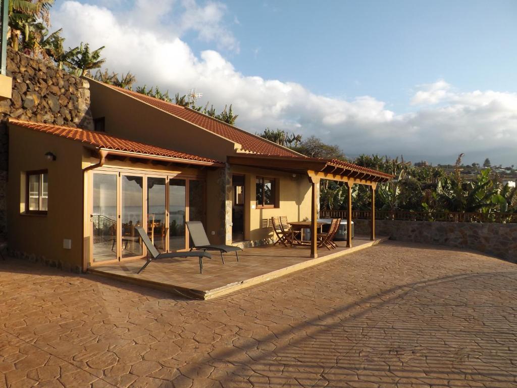 ラ・オロタバにあるBanana Paradiseのパティオ(テーブル、椅子付)が備わる家です。