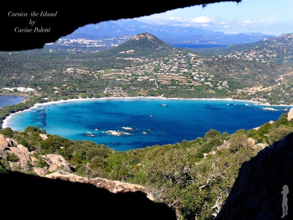- une vue aérienne sur une plage d'eau bleue dans l'établissement 10 Casa scaledda 3 étoiles, à Porto-Vecchio