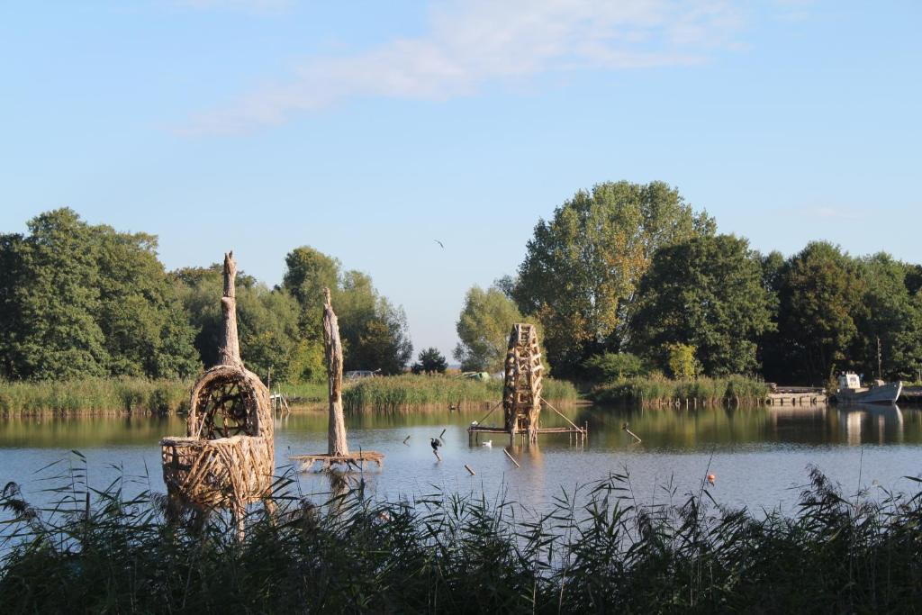 un lago con esculturas de jirafas y patos en él en Apartmens "Lagoon", en Juodkrantė