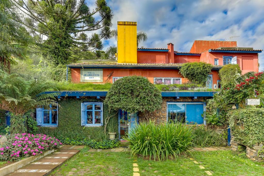 uma casa com uma chaminé amarela em cima dela em Villa do Arquiteto em Nova Petrópolis