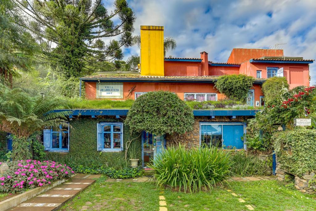 a house with a yellow chimney on top of it at Villa do Arquiteto in Nova Petrópolis
