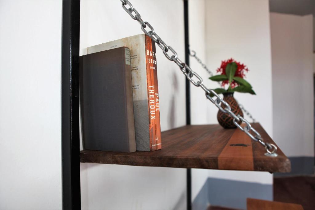 a book shelf with two books and a chain at Hostal La Tortuga Booluda in León