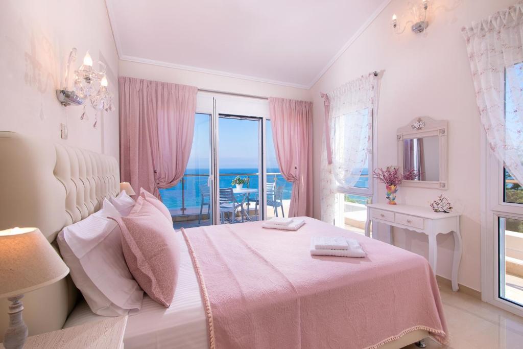 A bed or beds in a room at Villa Sunset
