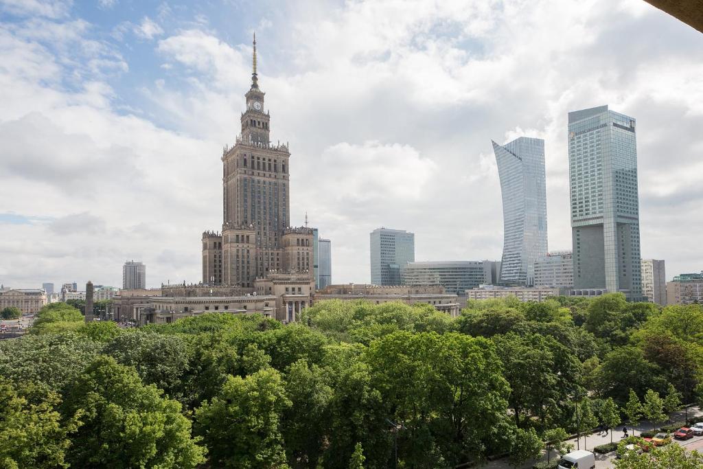 een uitzicht op de skyline van de stad met een hoog gebouw bij ShortStayPoland Swietokrzyska (B38) in Warschau