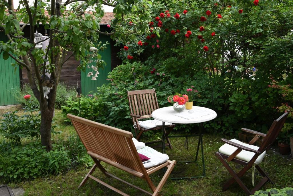 une table avec deux chaises et une table avec des roses dans l'établissement Jazzy Apartment Zagreb, à Zagreb