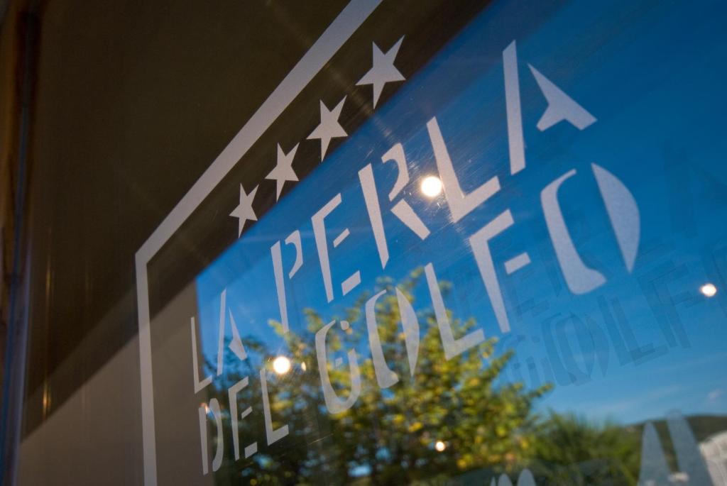 Сертификат, награда, вывеска или другой документ, выставленный в Hotel La Perla Del Golfo