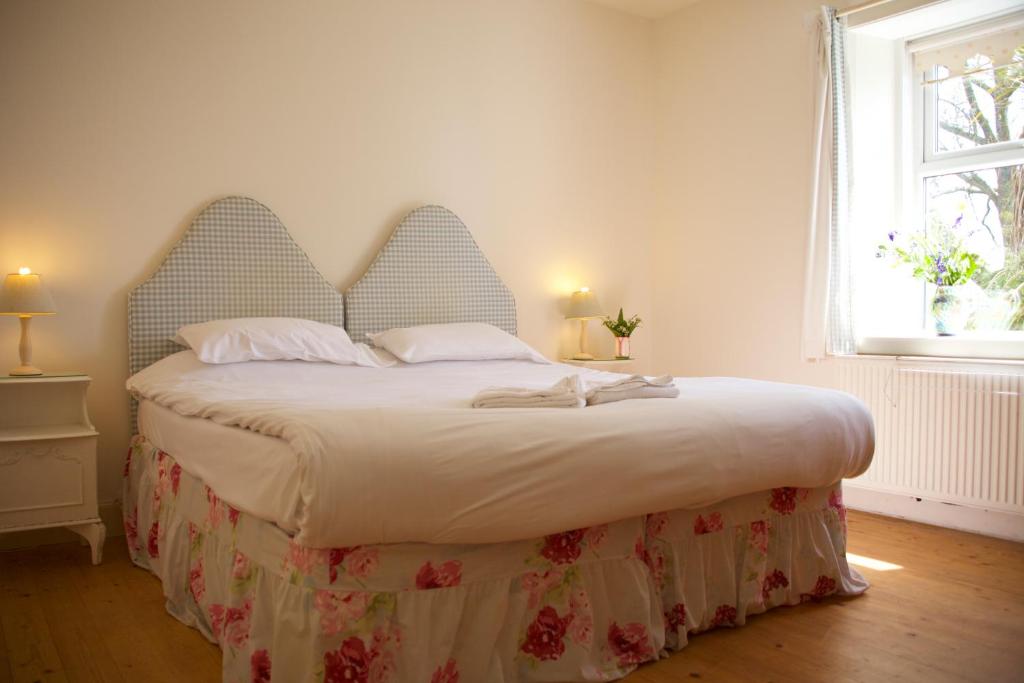 KirkbeanにあるWest Lodgeのベッドルーム1室(大型ベッド1台、大型ヘッドボード付)