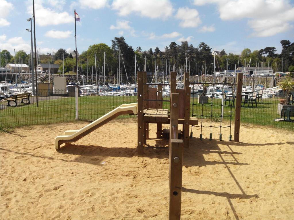 Herní místnost nebo prostor pro děti v ubytování Gîte de la Marina dans la presqu'île de Lézardrieux
