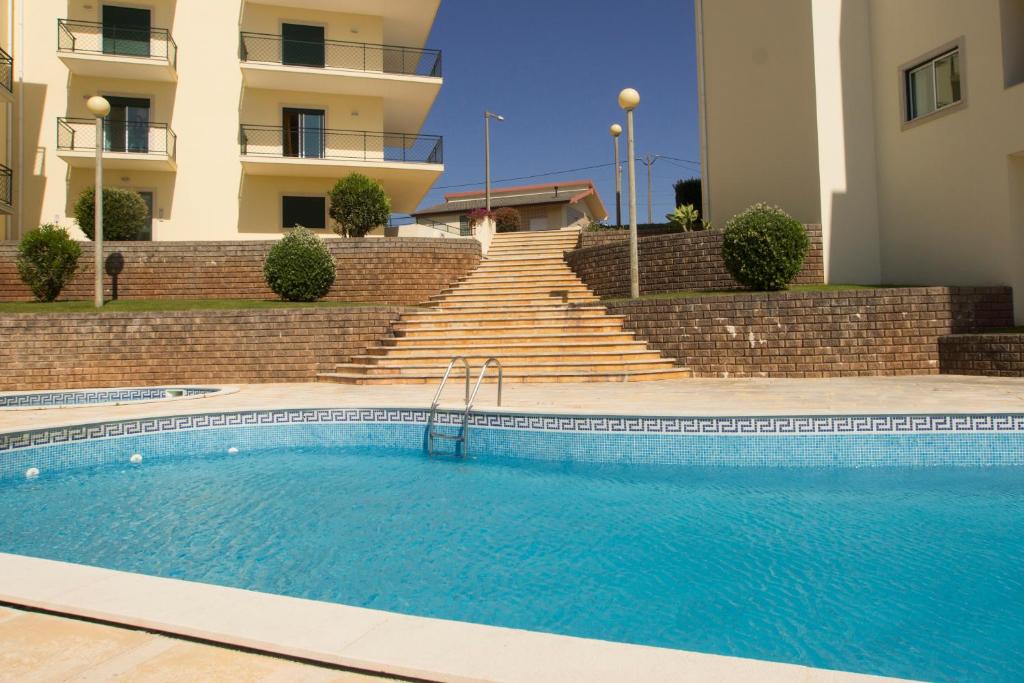 basen przed budynkiem ze schodami w obiekcie Quinta das Rosas - Oceanview Apartment w mieście Buarcos