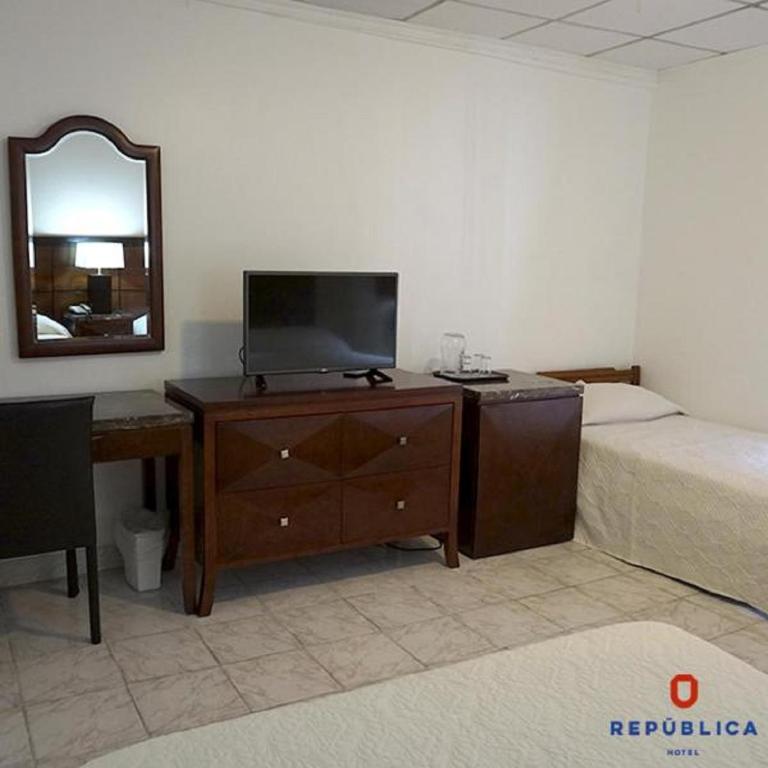 TV a/nebo společenská místnost v ubytování Hotel República Panamá