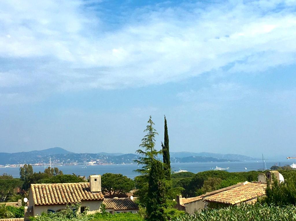 Blick auf das Wasser und die Dächer der Häuser in der Unterkunft Saint-Tropez walking distance, sea view house in Saint-Tropez