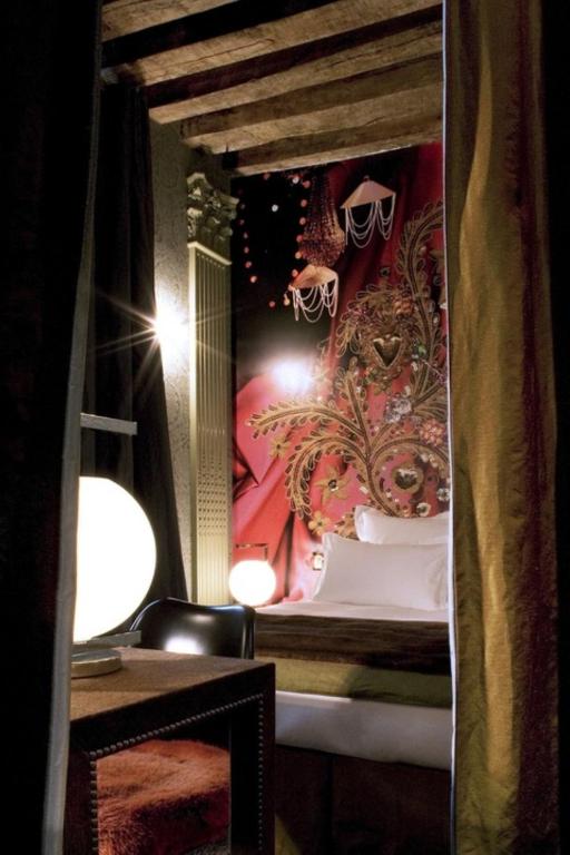 Hôtel du Petit Moulin, Haute Couture hotel by Lacroix - Resim 31