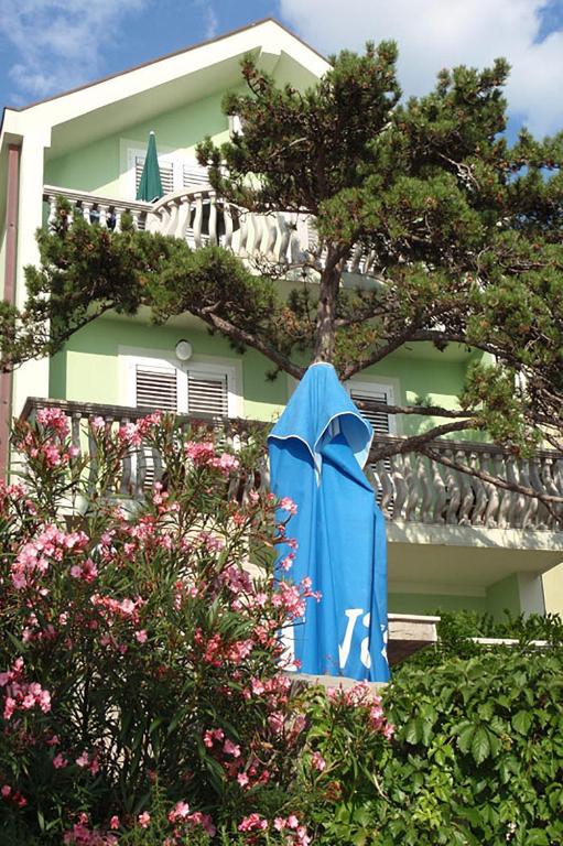 Vonkajšia záhrada v ubytovaní Beachfront apartments Carlo