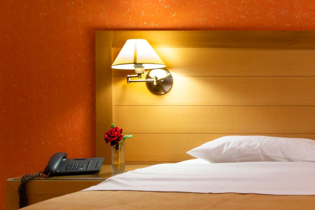 Postel nebo postele na pokoji v ubytování Avra Hotel
