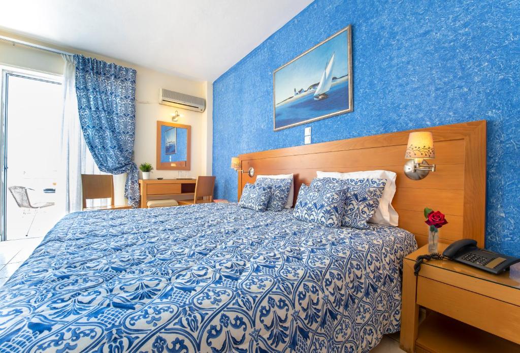 Postel nebo postele na pokoji v ubytování Avra Hotel