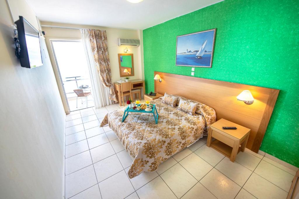Postel nebo postele na pokoji v ubytování Avra Hotel
