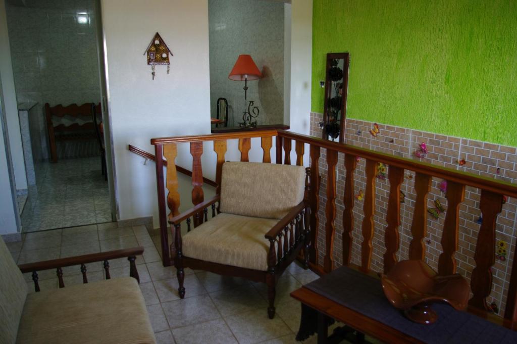 a living room with a chair and a mirror at Estalagem Toledo in Cunha