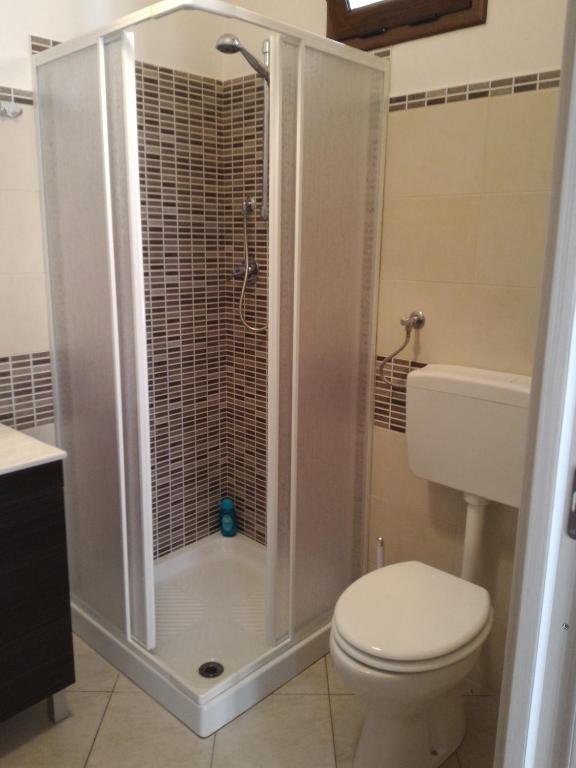 A bathroom at I due Archi