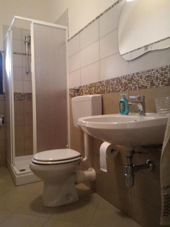 A bathroom at I due Archi