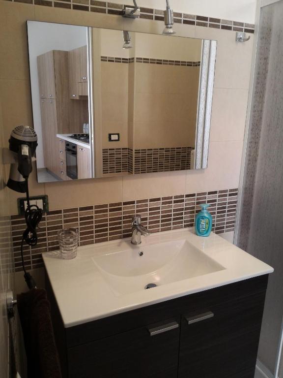 A bathroom at I due Archi