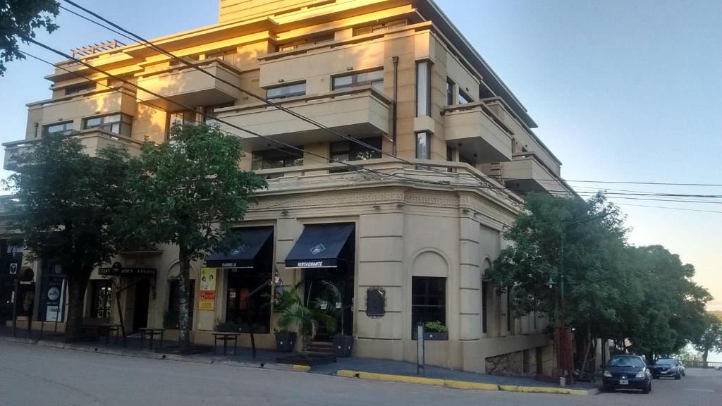 un edificio blanco alto en una calle de la ciudad en 11 Peyret Rent Aparts en Colón