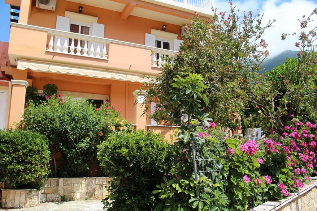 una casa con flores delante en Apartment Eleni en Paramonas