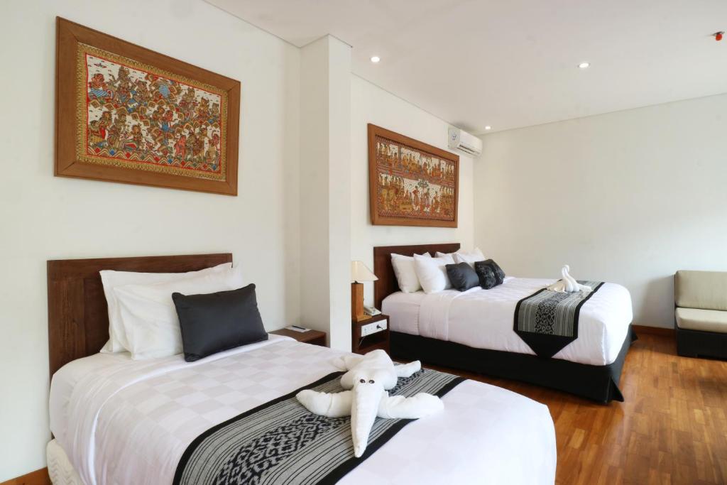 Tempat tidur dalam kamar di Hotel Puriartha Ubud - CHSE Certified