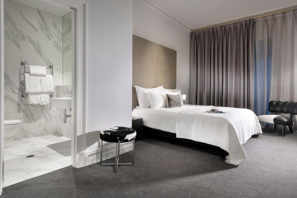 Postel nebo postele na pokoji v ubytování The Melbourne Hotel