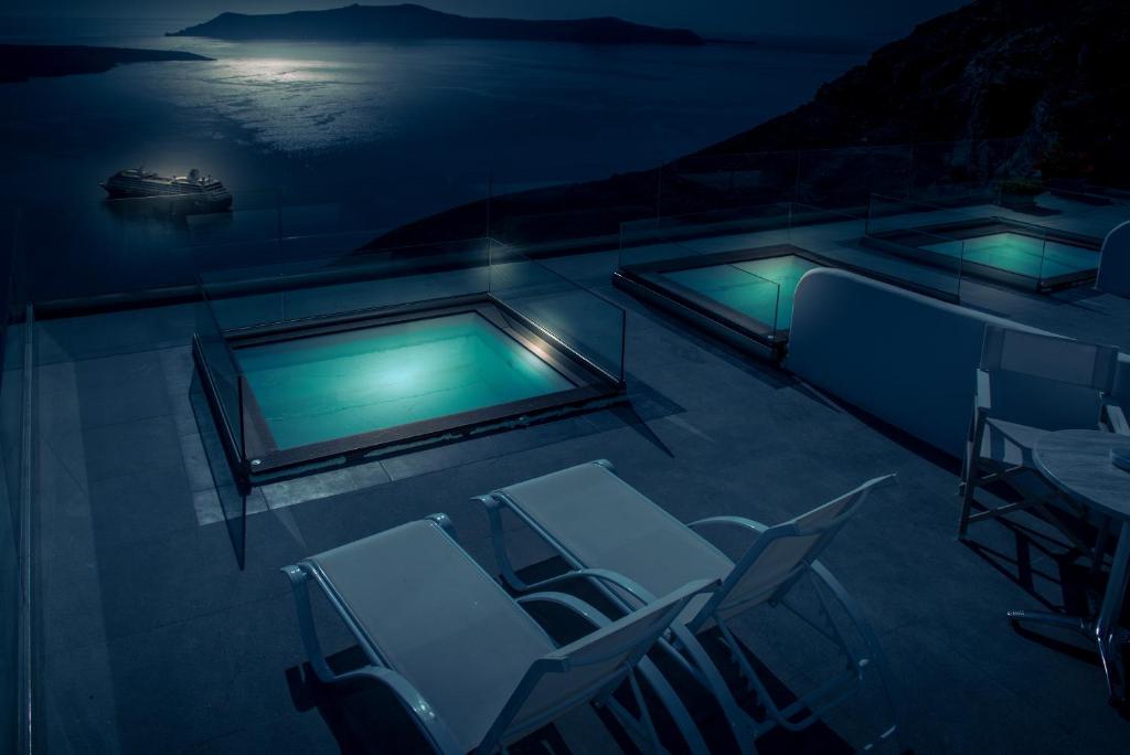 Bazén v ubytování Kratiras View Luxury Suites nebo v jeho okolí