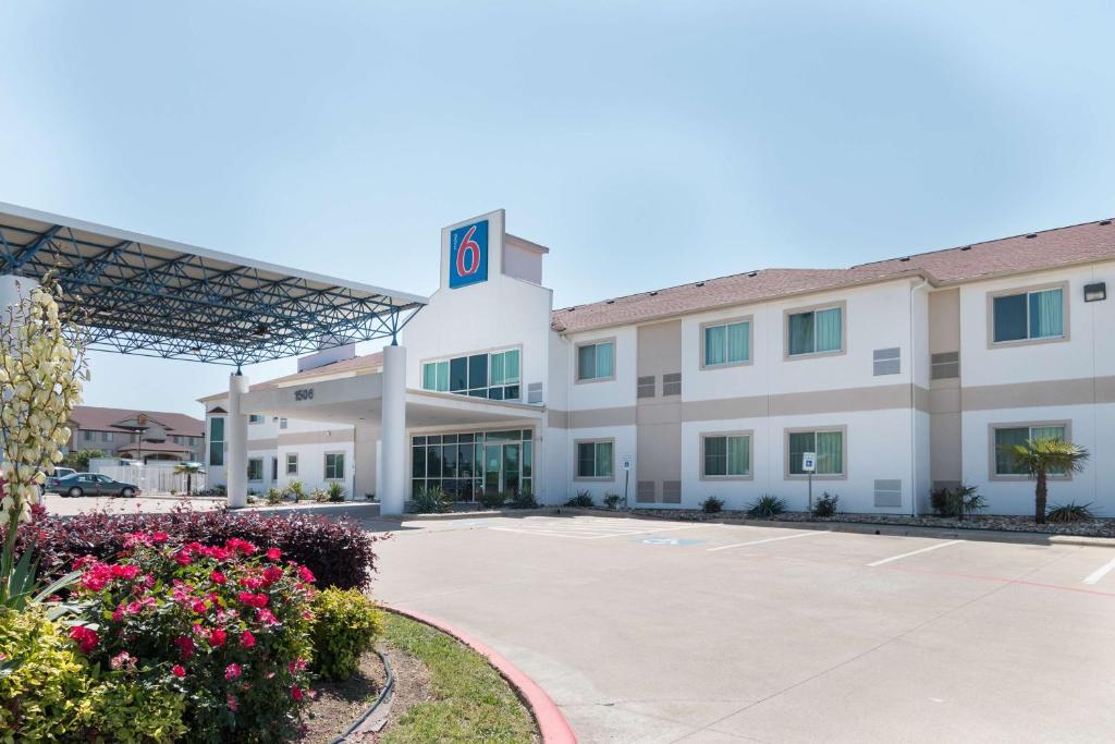 ein Krankenhausgebäude mit Parkplatz in der Unterkunft Motel 6-Hillsboro, TX in Hillsboro