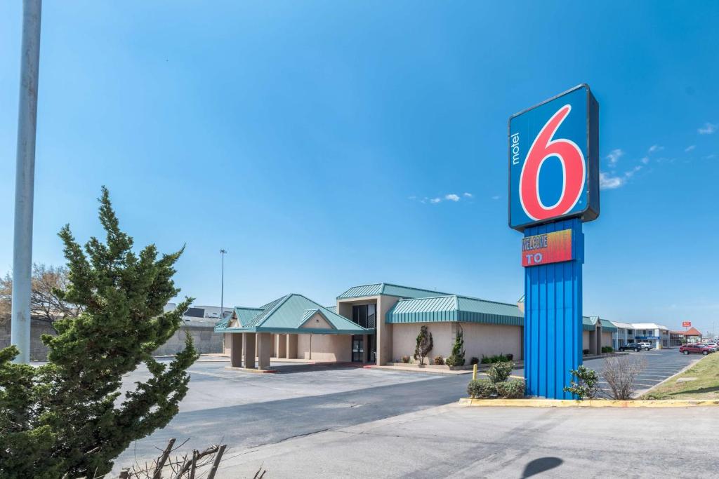 un panneau indiquant une station-service dans un parking dans l'établissement Motel 6-Oklahoma City, OK - Bricktown, à Oklahoma City