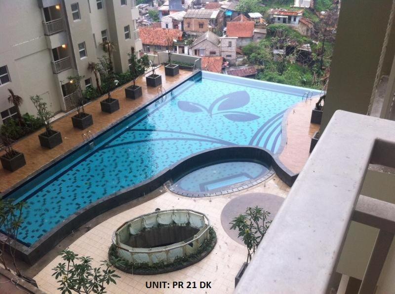 uma vista superior de uma piscina num edifício em Kubu Aji Bandung, Parahyangan Residence em Bandung