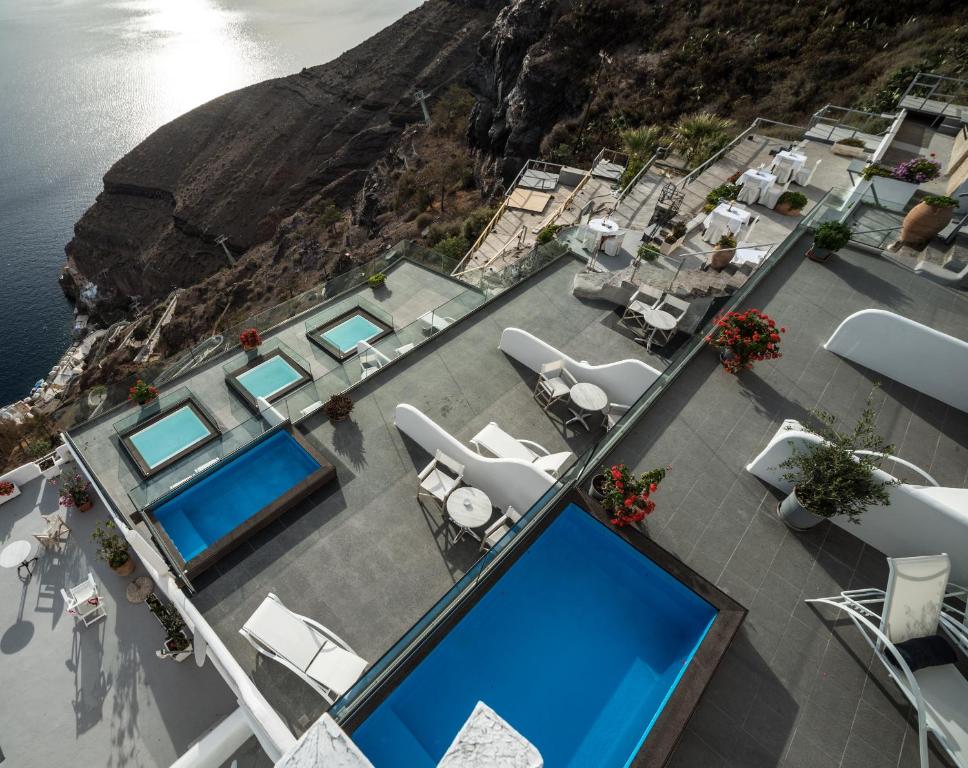 Bazén v ubytování Kratiras View Luxury Suites nebo v jeho okolí