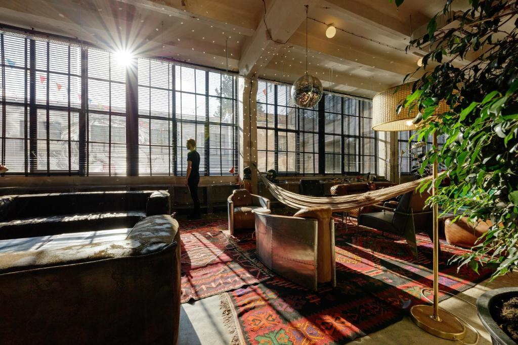 Posezení v ubytování Fabrika Hostel & Suites