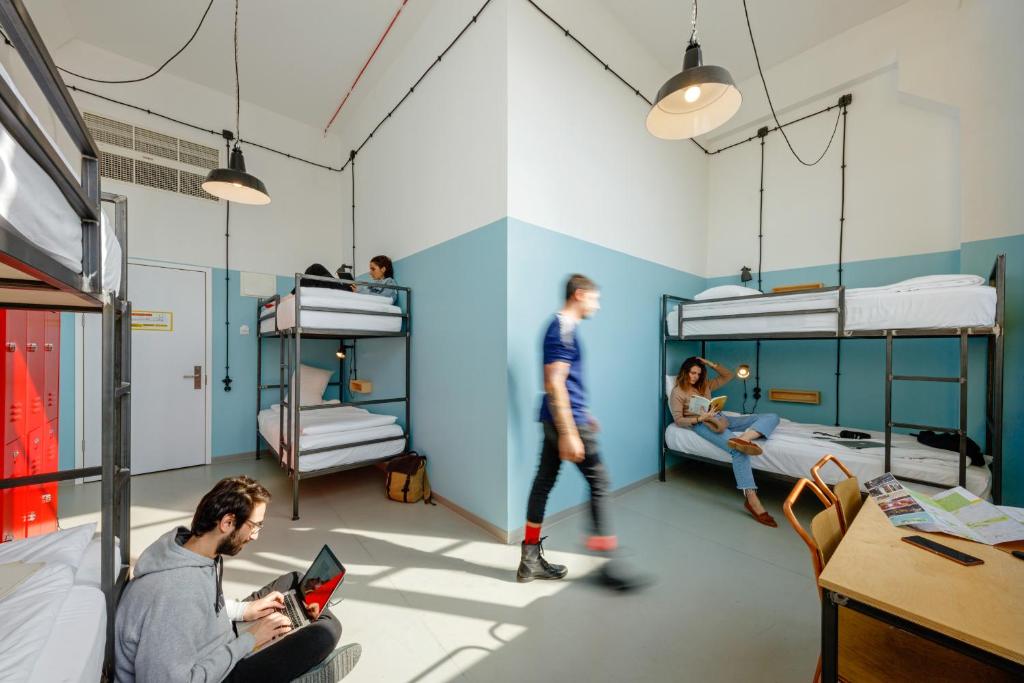 Postel nebo postele na pokoji v ubytování Fabrika Hostel & Suites