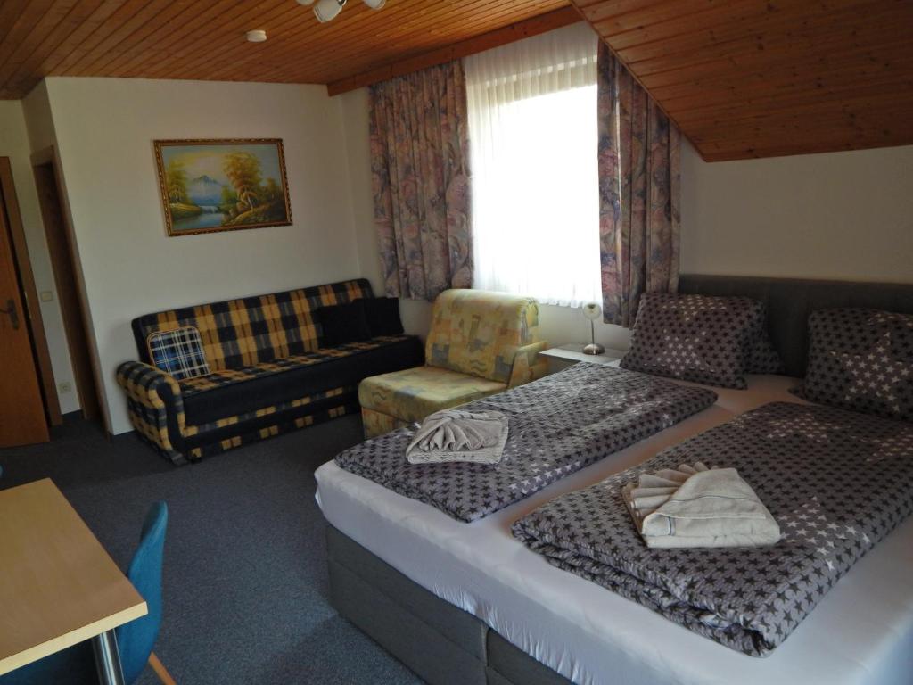 Postel nebo postele na pokoji v ubytování Pension-Ferienwohnung Rotar