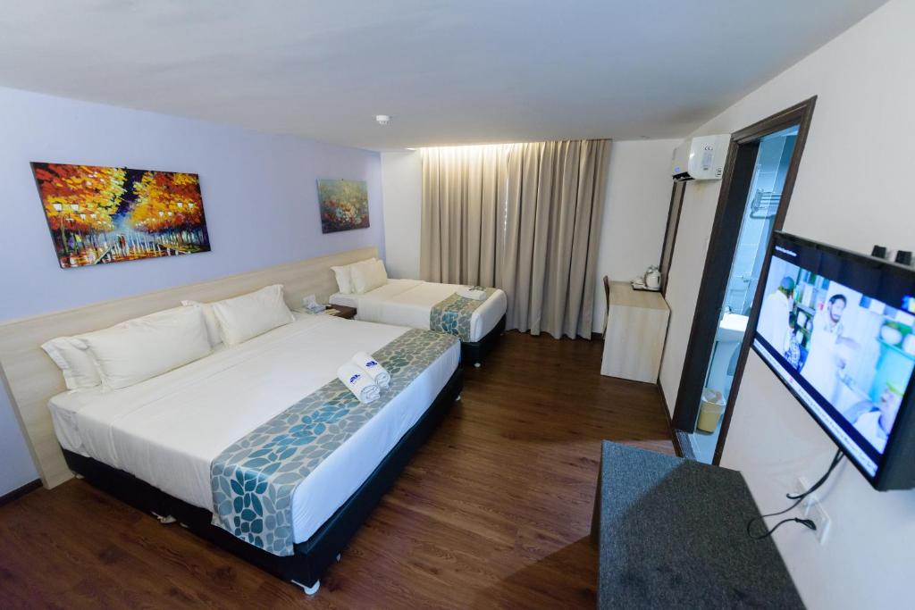 Postel nebo postele na pokoji v ubytování Samudra Hotel Kuching
