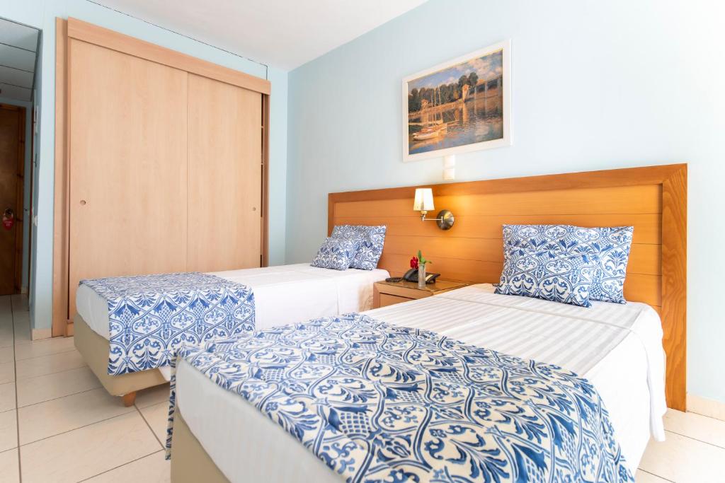 Postel nebo postele na pokoji v ubytování Avra Hotel