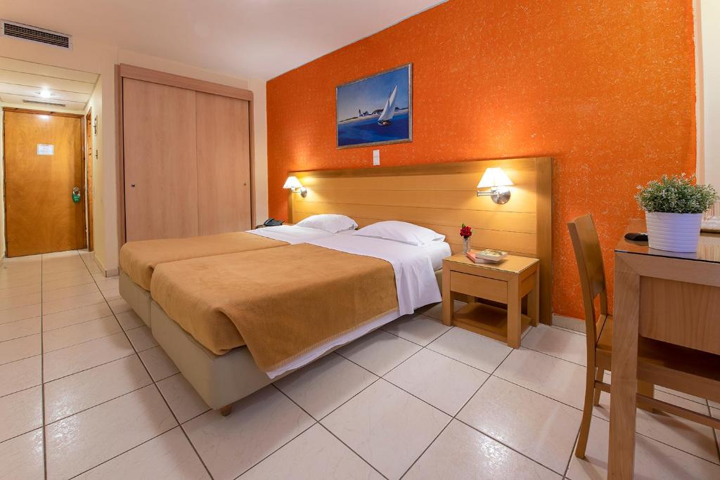 Postel nebo postele na pokoji v ubytování Avra Hotel