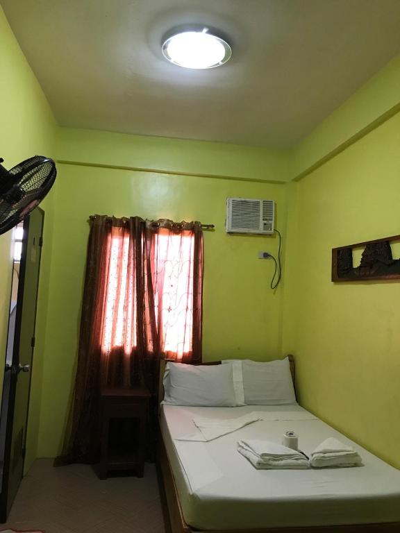 Postel nebo postele na pokoji v ubytování Luis Bay Travellers Lodge Coron