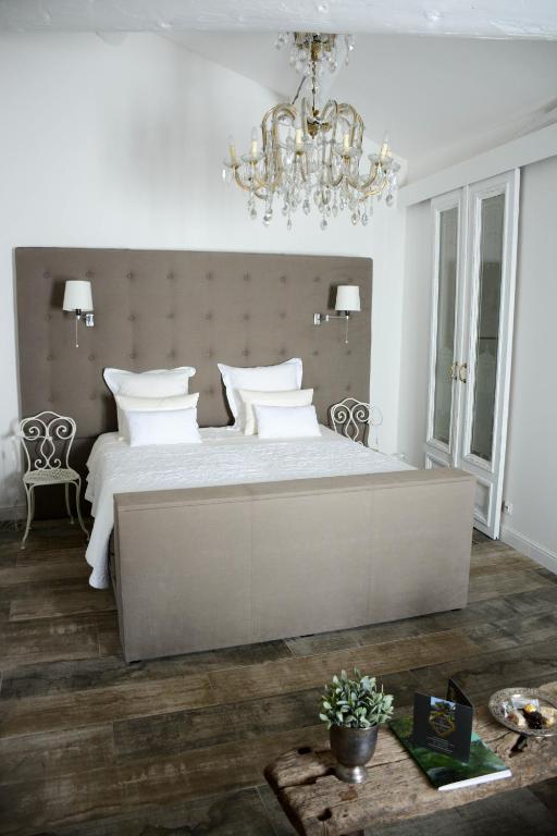 Le Petit Chateau - Deluxe Double Room