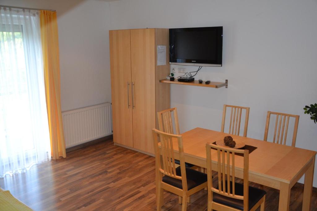 TV a/nebo společenská místnost v ubytování Gästehaus Waldblick