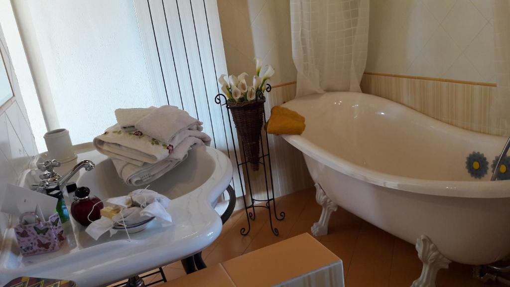 łazienka z wanną, umywalką i toaletą w obiekcie B&B il Fienile di Scarperia w mieście Scarperia