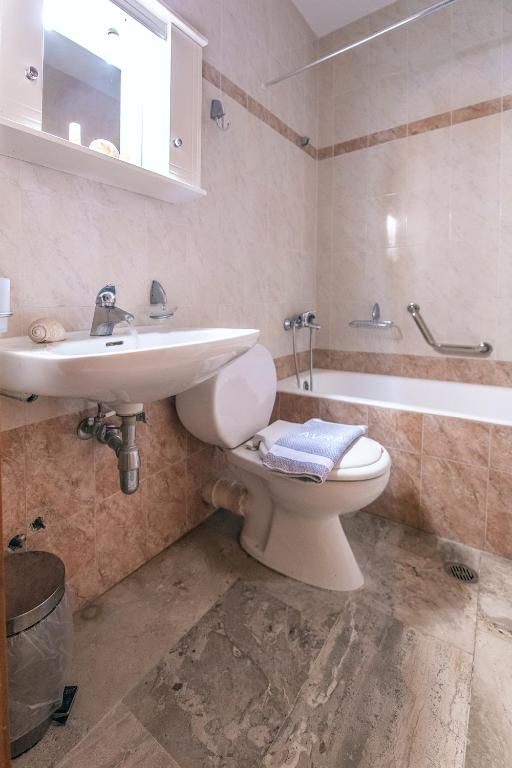 Koupelna v ubytování Avra Hotel
